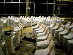 Salón con Sillas blanco y cintas color salmón